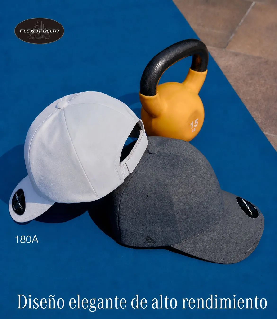 Gorras Flexfit Delta 180A en gris claro y gris oscuro sobre superficie azul