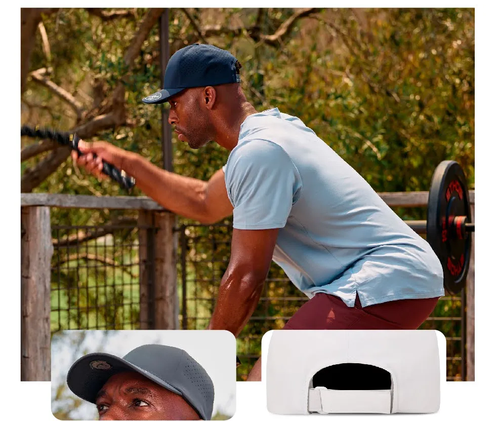 Gorra deportiva perforada azul marino durante un entrenamiento al aire libre