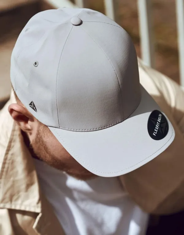 Hombre con gorra Flexfit Delta gris claro vista desde arriba con la etiqueta en la visera