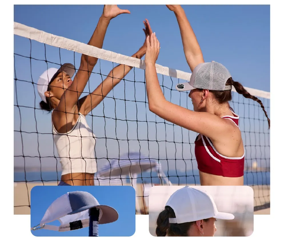 Jugadoras de voleibol de playa con gorras Flexfit 110 blanca y trucker gris