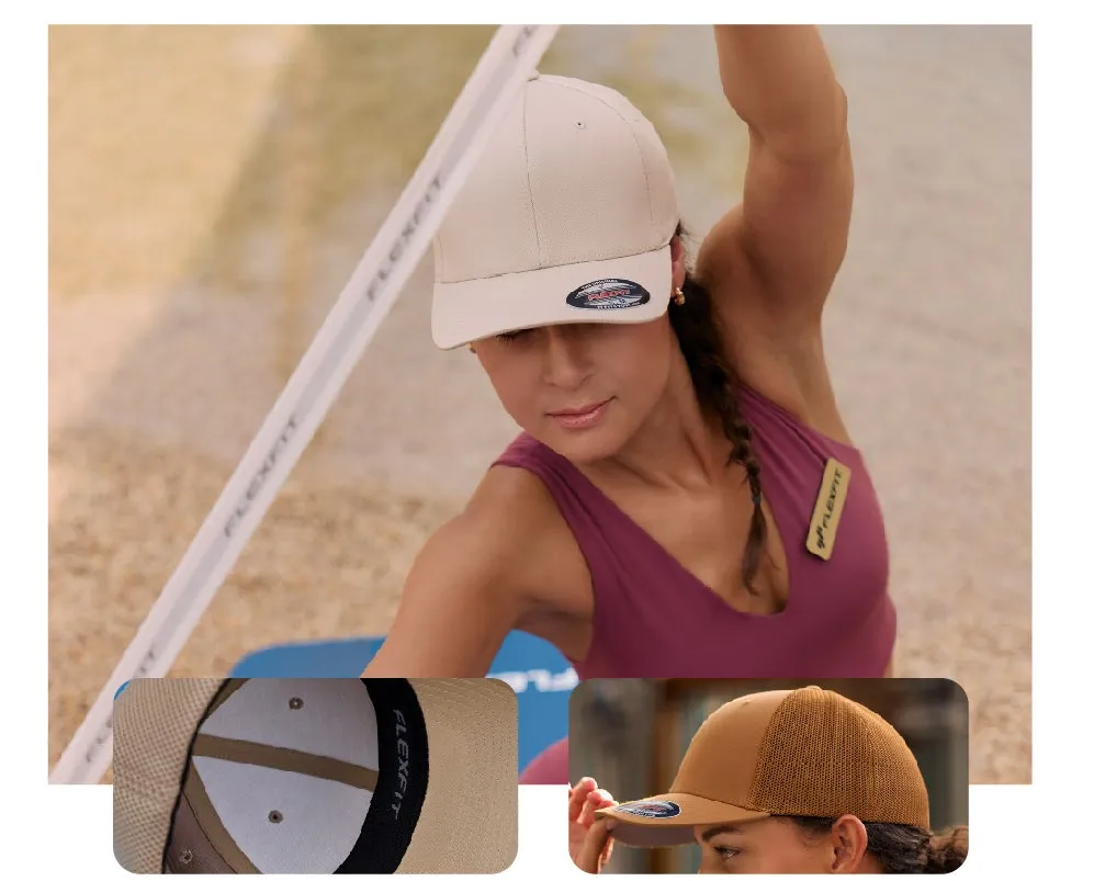 Mujer con gorra Flexfit Original color piedra y detalles de la banda elástica interior