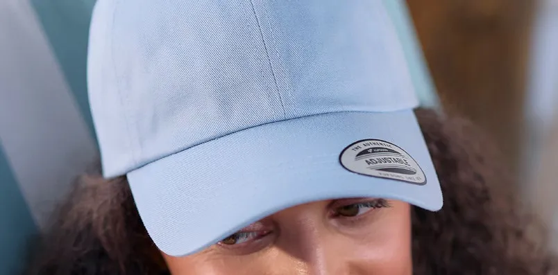 Joven con gorra ajustable Yupoong de cinco paneles color gris