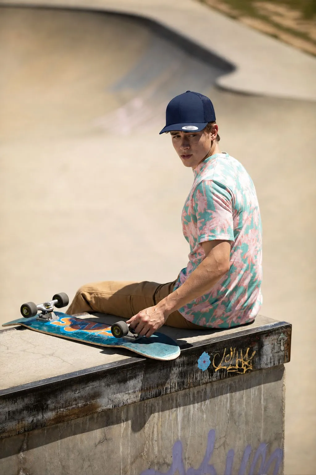 Joven en un skatepark con gorra trucker azul marino