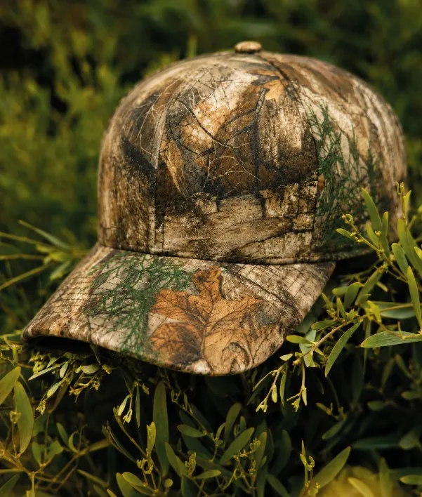 Gorra Realtree de camuflaje sobre vegetación
